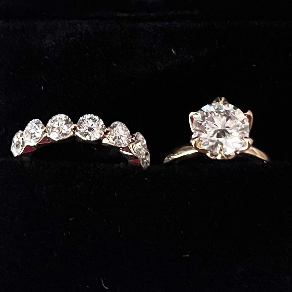 2 ct Moissanite round solitaire engagement &
1 ct tw (I think!) wedding band 10k